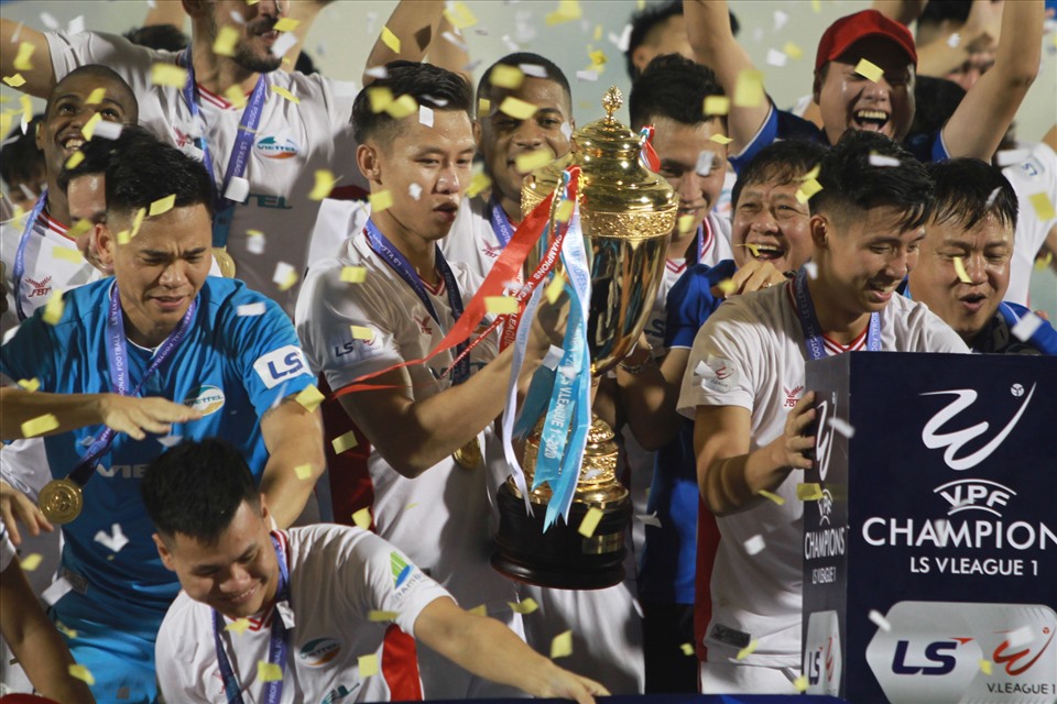 Quế Ngọc Hải ăn mừng chức vô địch V.League đầu tiên trong sự nghiệp. Ảnh: Thanh Vũ.