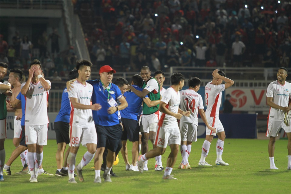 Chiến thắng tối thiểu trước Sài Gòn giúp Viettel chính thức trở thành tân vô địch của V.League 2020. Thầy trò huấn luyện viên Trương Việt Hoàng cán đích với 41 điểm sau 20 trận. Ảnh: T.V