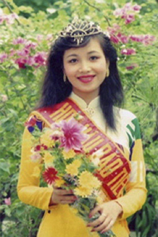 Diệu Hoa sinh năm 1969, đăng quang cuộc thi Hoa hậu Việt Nam vào năm 1990 khi cô vừa tròn 21 tuổi. Lúc đó, cô là sinh viên ĐH Ngoại ngữ. Sau 30 năm đăng quang, cô vẫn là một trong những hoa hậu không chỉ có sắc lẫn tài mà còn là tấm gương của nhiều thế hệ về sau.