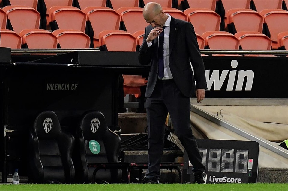 Zinedine Zidane bất lực nhìn trận đấu tuột khỏi tay đội nhà. Ảnh: AFP