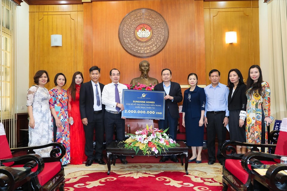 Chủ tịch MTTQ Việt Nam Trần Thanh Mẫn tiếp nhận 2 tỷ đồng tiền ủng hộ của Tập đoàn Sunshine