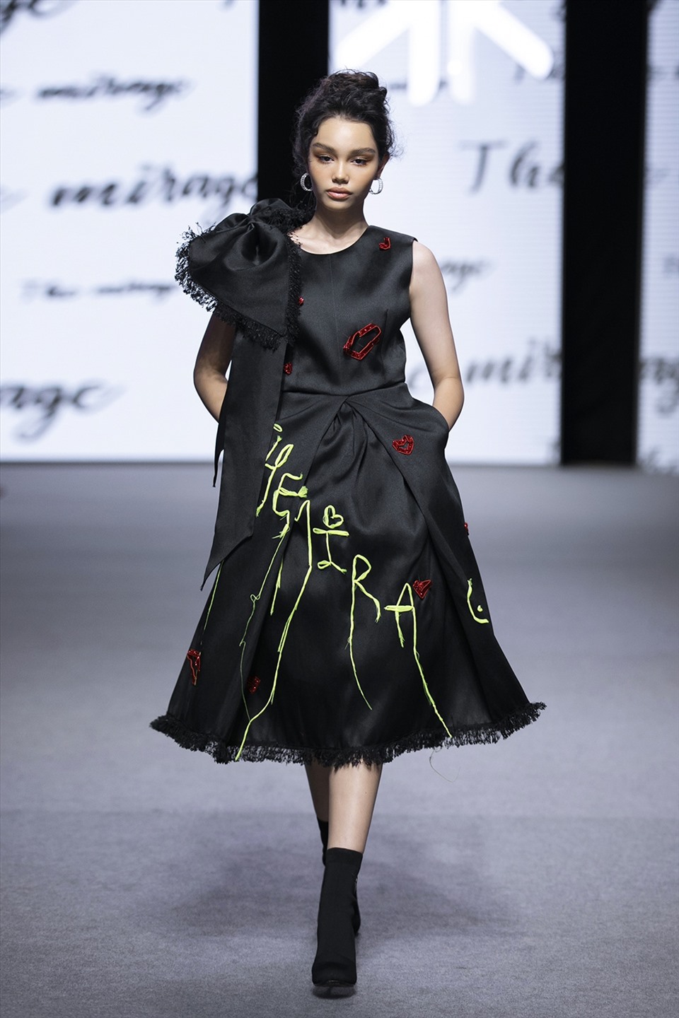 Chiếc váy được nhà thiết kế Thanh Huỳnh đấu giá 300 triệu đồng. Ảnh: Kiếng Cận.