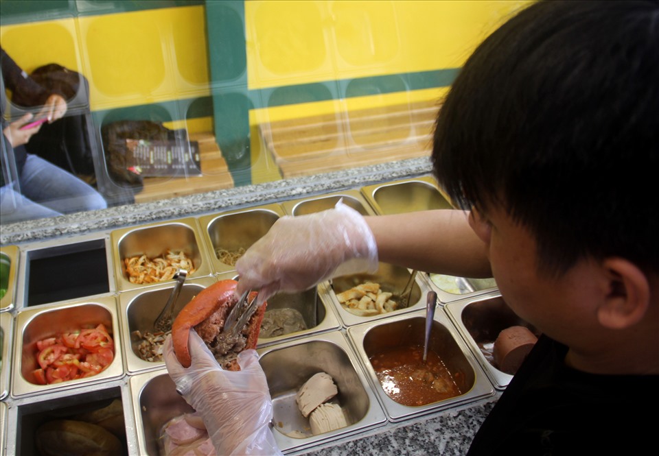 Mức giá của bánh mì này chỉ 3.000 đồng/chiếc bánh mì không. Có 10 vị nhân khác nhau để khách hàng lựa chọn gồm: Patê chả lụa, xíu mại, gà xé, bò sốt tiêu xanh, bò đùm... Mức giá sẽ dao động từ 18.000 - 25.000 đồng tùy theo phần nhân cho vào.