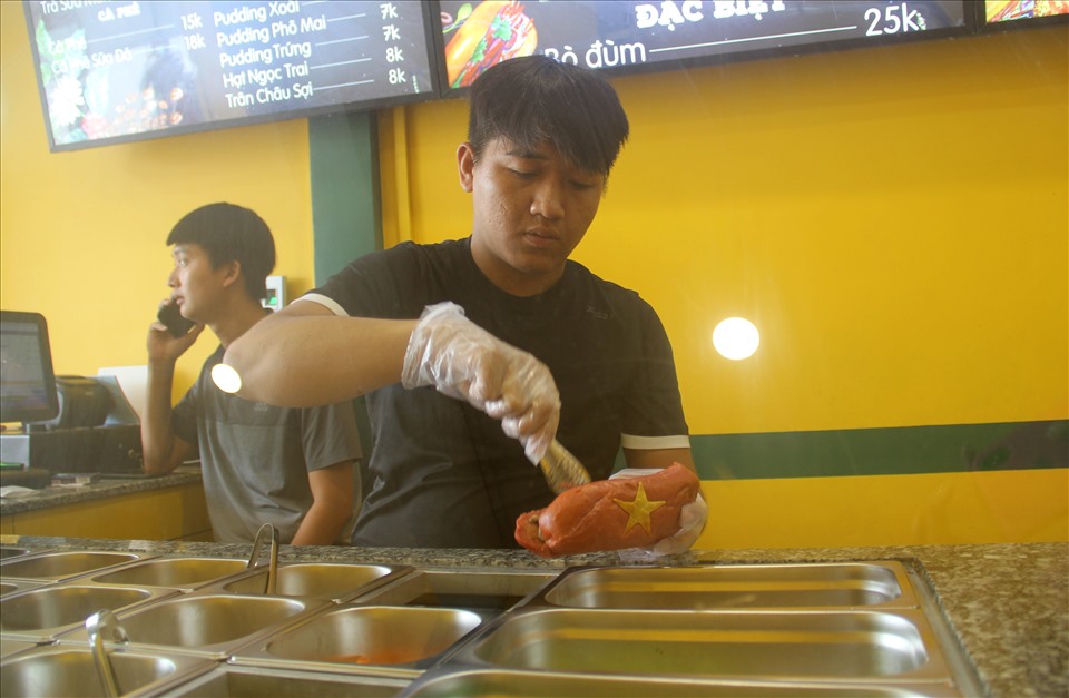 Bánh mì Tổ Quốc có phần vỏ bánh được nhuốm màu đỏ hồng tự nhiên, đặc trưng của củ dền và thanh long ruột đỏ. Lá cờ đỏ sao vàng được làm từ bột mì men tươi hòa cùng bột nghệ và muối.