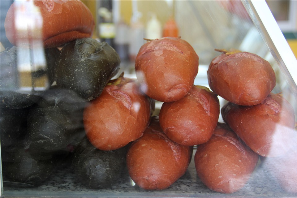 Mỗi ngày, tiệm bánh sản xuất khoảng 400 chiếc “bánh mì Tổ Quốc”, 200 bánh mì than tre, 600 bánh mì thường để phục vụ nhu cầu thực khách.