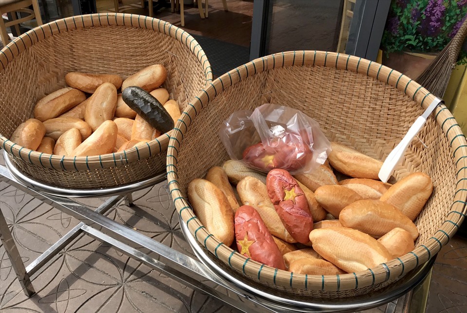 Để đa dạng hơn về sản phẩm, anh Nhựt đã miệt mài cập nhật mẫu bánh mì mới lạ để sản xuất bán ra thị trường. Sắp tới, anh sẽ đưa ra thị trường những loại bánh mì theo mùa được làm từ nguyên liệu rau, củ, quả, hoa... vô cùng độc đáo.