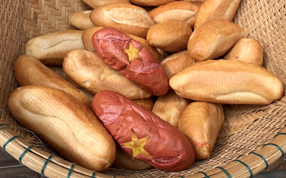 “Bánh mì Tổ Quốc được nướng ở nhiệt độ 145 độ C, bánh mì truyền thống lại nướng với nhiệt độ cao hơn 160 độ C” - anh Nhựt chia sẻ.