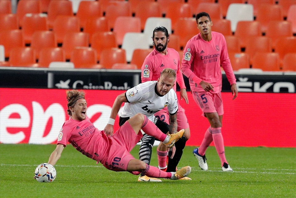 Luka Modric, Isco Alarcon, Raphael Varane - người thì vị trí không hợp lý, người thì phong độ sa sút. Ảnh: AFP