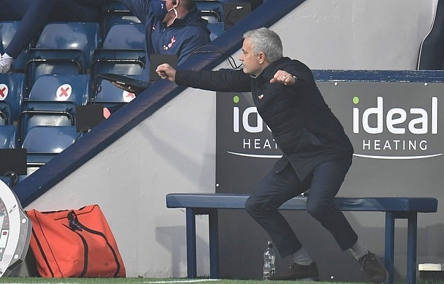Mourinho ăn mừng cảm xúc sau bàn thắng của Kane. Ảnh: Premier League.