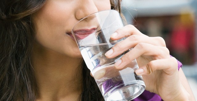 Uống nước đúng thời điểm sẽ mang lại nhiều lợi ích cho sức khoẻ. Ảnh: TL