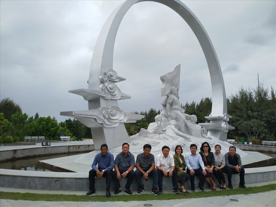 Đoàn khách LĐLĐ tỉnh Long An chụp ảnh lưu niệm tại Khu tưởng niệm. Ảnh: K.Q