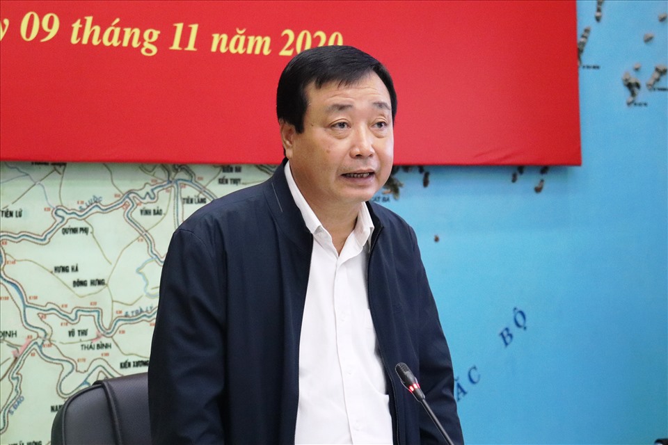 Ông Trần Quang Hoài thông đề nghị các địa phương bổ sung thêm điểm bắn pháo hiệu báo tin khi bão số 12 vào bờ. Ảnh: Ngọc Hà