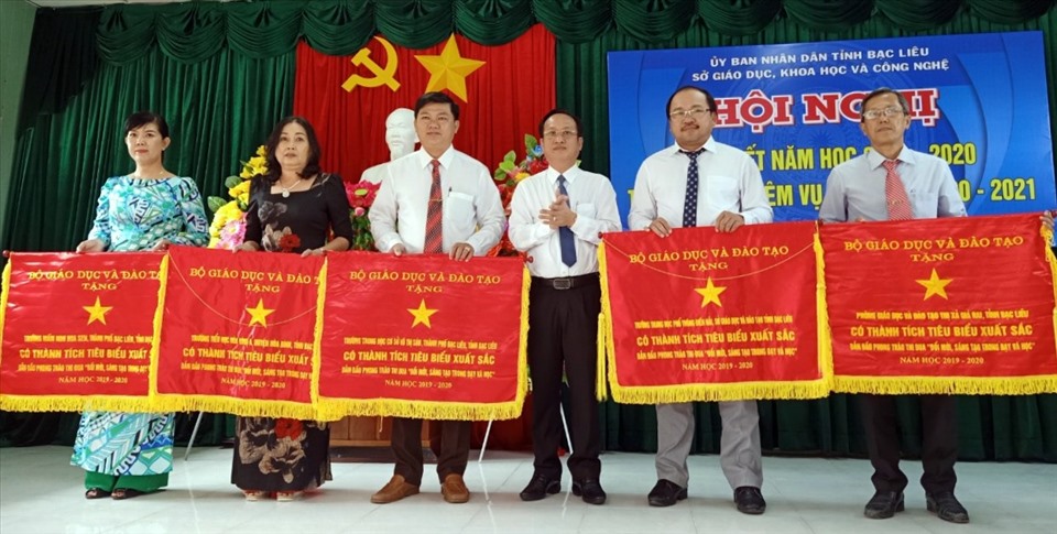 Đồng chí Phạm Văn Thiều, Phó Bí thư Tỉnh ủy, Phó chủ tịch HĐND tỉnh Bạc Liêu tặng cờ cho các đơn vị thi đua xuất sắc (ảnh Nhật Hồ)