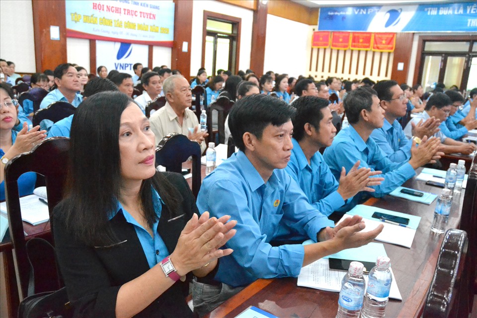 Cán bộ Công đoàn tỉnh Kiên Giang tại hội nghị tập huấn ntrực tuyến công tác nghiệp vụ. Ảnh: Lục Tùng