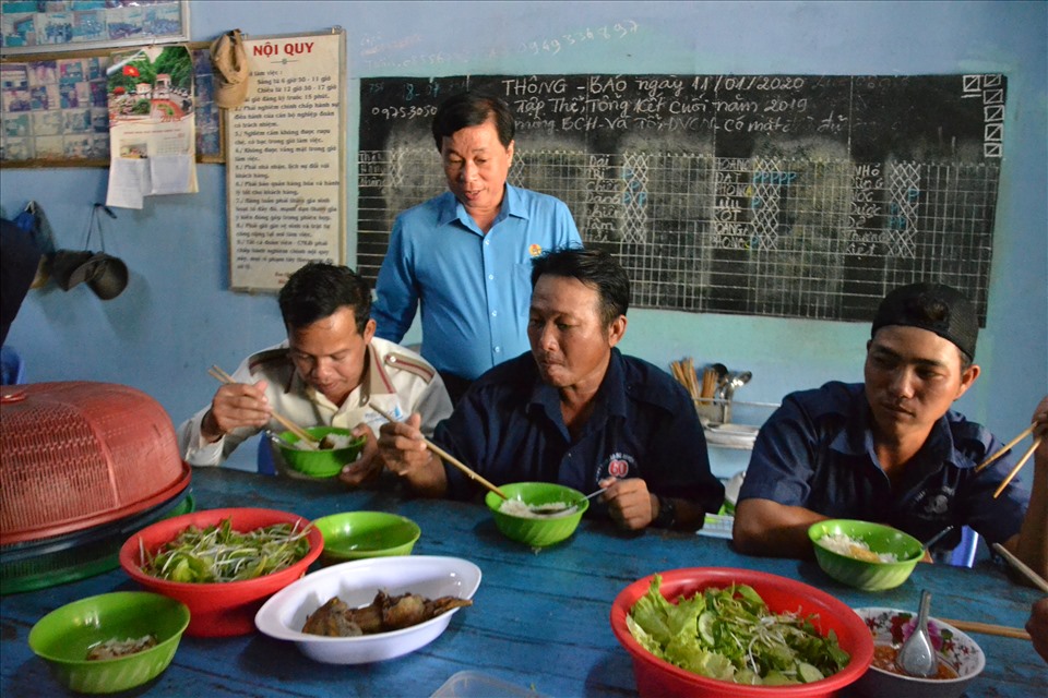 Ông Trần Thanh Việt trong lần xuống tận nhà ăn Nghiệp đoàn bốc xếp xã Hàm Ninh (Phú Quốc) thăm hỏi sức khỏe, kiểm tra chất lượng bữa ăn. Ảnh: Lục Tùng