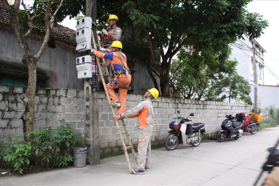Công nhân Điện lực Thành phố Hưng Yên cải tạo, sữa chữa lưới điện. Ảnh: Minh Anh
