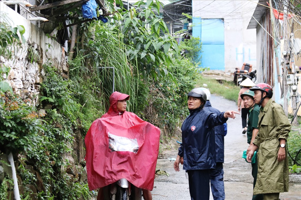 Lãnh đạo TP Nha Trang cùng địa phương nhắc nhở người dân khu vực xóm núi di chuyển xuống trường học để tránh trú bão 12. Ảnh: Phương Linh