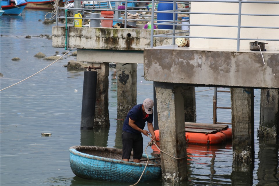 Một ngư dân đang cố gắng neo đậu tàu tránh bão 12 tại Cảng Hòn Rớ. Ảnh: Phương Linh