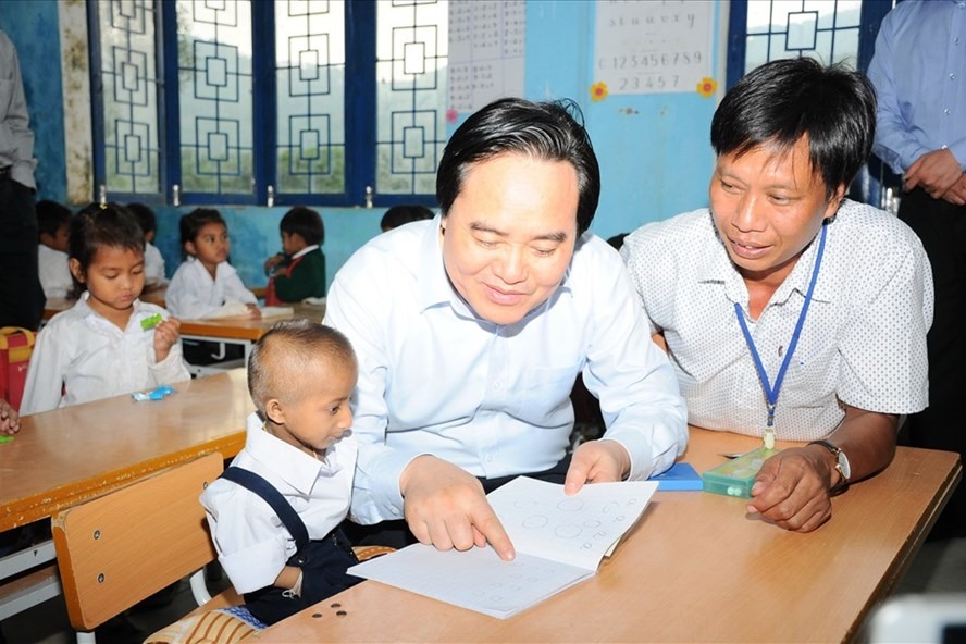 Bộ trưởng Phùng Xuân Nhạ đã từng gặp lại cậu học sinh nhỏ nhất Việt Nam. (Ảnh: LĐO)