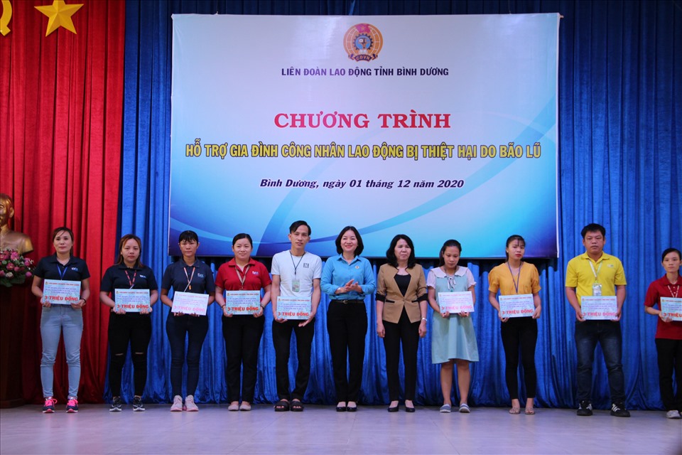 Có 288 công nhân lao động đại diện nhân hỗ trợ để gửi về gia đình khắc phục thiệt hại sau bão lũ. Ảnh: Đình Trọng