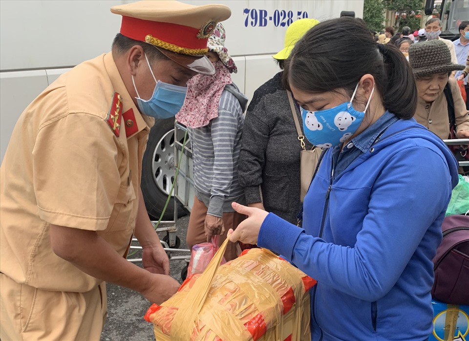 Đồng thời, hỗ trợ chuyển tải hành khách đi tàu tại ga Nha Trang sang các phương tiện đường bộ để người dân kịp lộ trình, Đại tá Thắng thông tin.