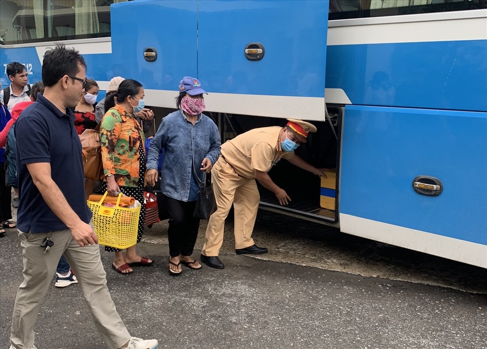 Để bảo đảm an toàn giao thông cho các chuyến tàu lưu thông qua khu vực này, đơn vị đã phối hợp với các đơn vị vận tải đường sắt Nha Trang ngày đêm khắc phục sự cố.