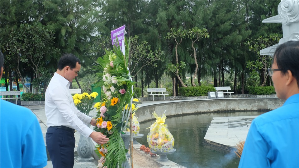 Chủ tịch LĐLĐ VN Nguyễn Đình Khang dâng hương, đặt vòng hoa tưởng nhớ 64 chiến sĩ Gạc Ma đã anh dũng hi sinh vì chủ quyền biển đảo của Tổ quốc. Ảnh: Nhiệt Băng