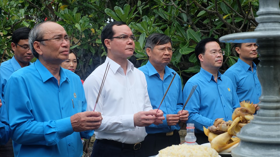Chủ tịch Tổng LĐLĐ VN Nguyễn Đình Khang và đoàn công tác dâng hương tại khu mộ gió của 64 chiến sĩ. Ảnh: Nhiệt Băng