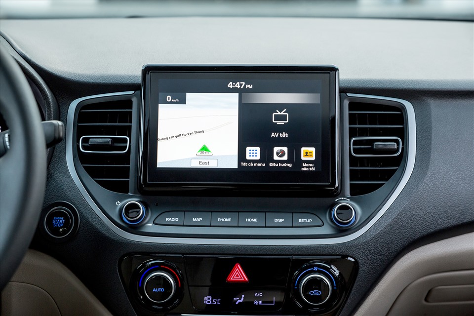 Điểm nhấn đáng chú ý là màn hình giải trí 8 inch được đặt nổi - xu thế trên các mẫu xe mới ra mắt hiện nay và bảng đồng hồ dạng kỹ thuật số toàn bộ.