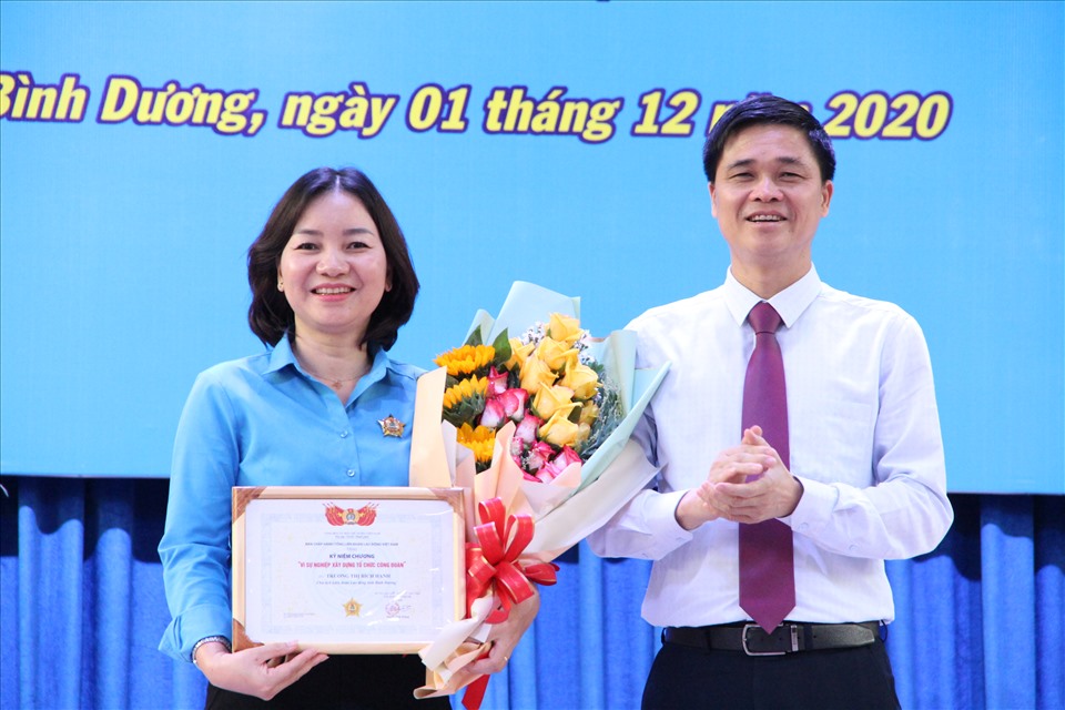 Ông Ngọ Duy Hiểu - Phó Chủ tịch Tổng Liên đoàn Lao động Việt Nam trao tặng kỷ niệm chương vì sự nghiệp xây dựng tổ chức Công đoàn cho bà Trương Thị Bích Hạnh. Ảnh: Đình Trọng