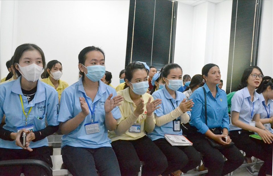 Người lao động Công ty TNHH Teasung Rạch Giá dự Đại hội thành lập CĐCS. Ảnh: Lục Tùng