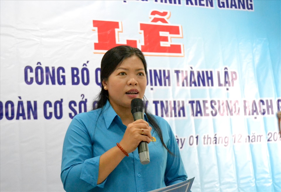 Phó Chủ tịch LĐLĐ Kiên Giang Nguyễn Thị Hoàn Xuân phát biểu tại Đại hội. Ảnh: Lục Tùng
