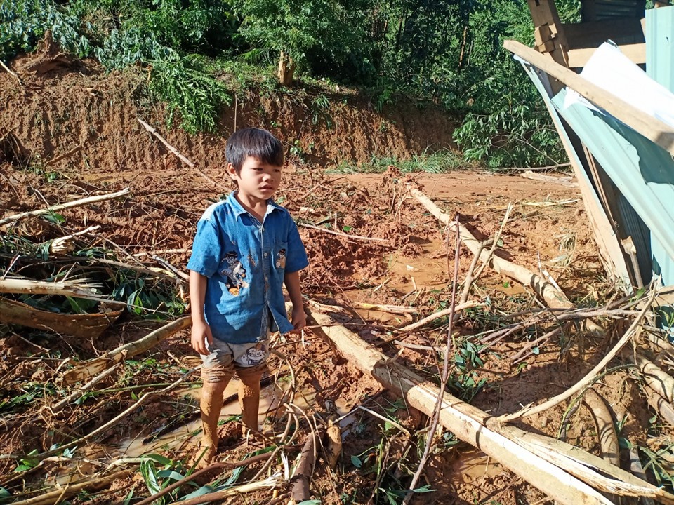 Để chủ động phòng các rủi ro do sạt lở, chính quyền huyện Phước Kim đã tổ chức sơ tán người dân ra khỏi khu vực nguy hiểm. Ảnh: Tron Nghiep