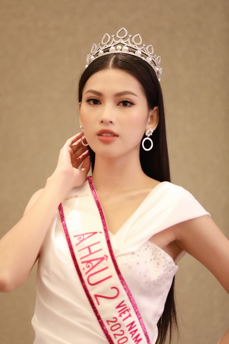 Trong đêm chung kết Hoa hậu Việt Nam 2020, Nguyễn Lê Ngọc Thảo (sinh năm 2000, đến từ TP.HCM) là thí sinh giành danh hiệu Á hậu 2 của cuộc thi. Cô hiện là sinh viên năm 2 khoa Quản trị kinh doanh của trường Đại học Hutech TP.HCM. Ảnh: FBNV.
