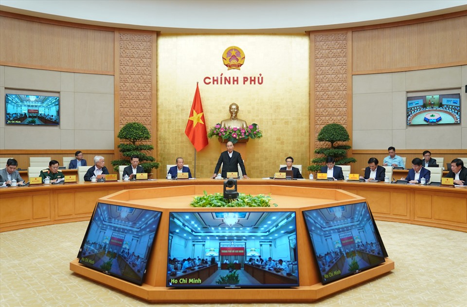 Thủ tướng Chính phủ Nguyễn Xuân Phúc phát biểu tại cuộc họp về phòng, chống dịch COVID-19. Ảnh T.Vương