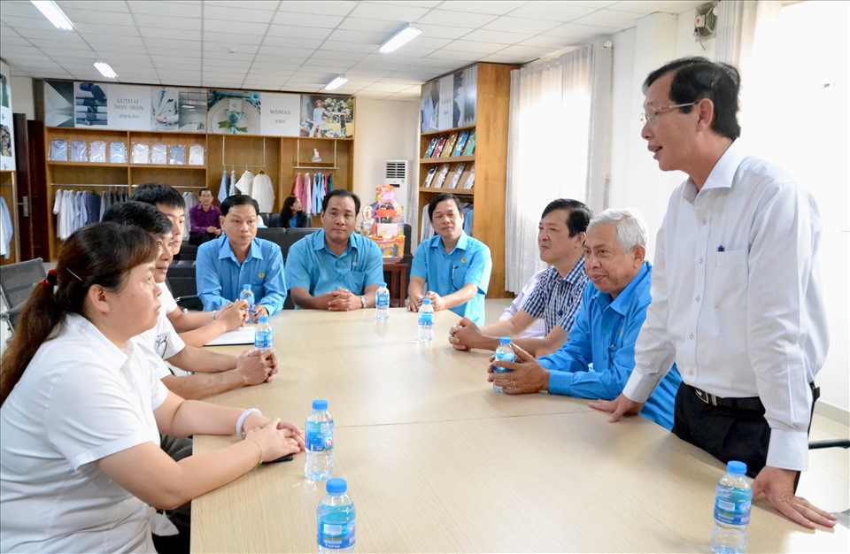 Phó Chủ tịch UBND tỉnh An Giang Lê Văn Phước thăm hỏi, động viên doanh nghiệp sử dụng nhiều lao động. Ảnh: Lục Tùng