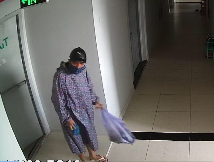 Hình ảnh người dân cắt từ clip cho thấy người lạ đột nhập vào chung cư lấy trộm... đôi dép. Ảnh: Hữu Long