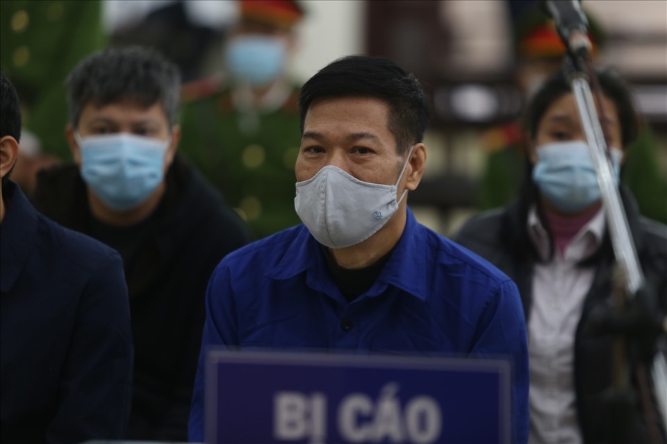 Cựu Giám đốc CDC Hà Nội Nguyễn Nhật Cảm bị cáo buộc vì động cơ vụ lợi nên đã ký các quyết định mua một số thiết bị y tế phòng chống dịch COVID-19, giá gấp 3 lần. Ảnh: V.Dũng.