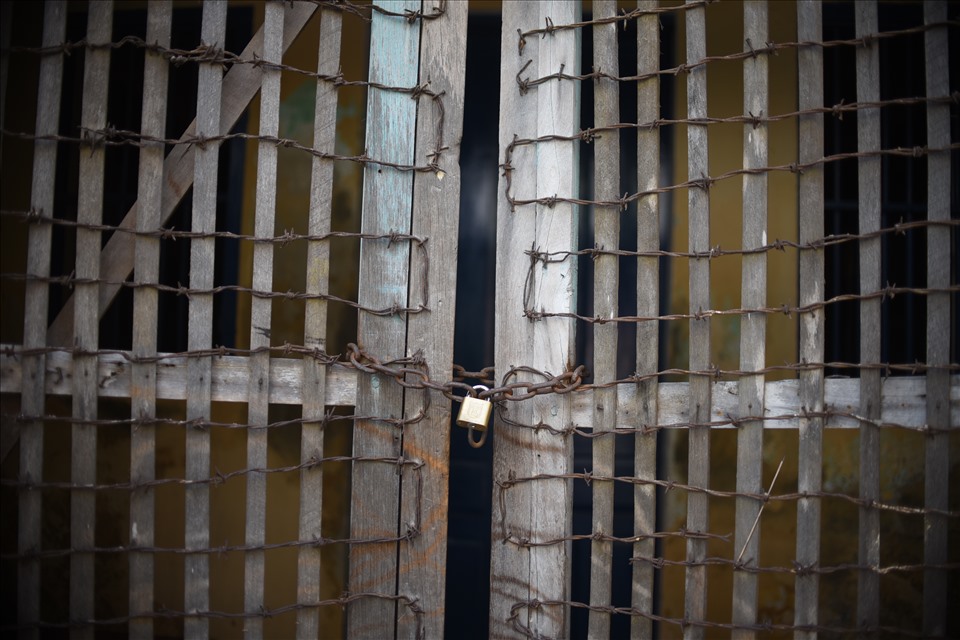 Qua tìm hiểu, Di tích Nhà tù số 9 Đào Duy Từ do Mỹ - Ngụy lập ra từ năm 1955 – 1962, được sử dụng làm khu vực giam tù nhân chính trị. Tuy chỉ hoạt động trong thời gian ngắn nhưng nơi này là nỗi ám ảnh trong ký ức của nhiều cựu tù vì số lượng tù nhân bị giam rất đông trong không gian vô cùng nhỏ hẹp.
