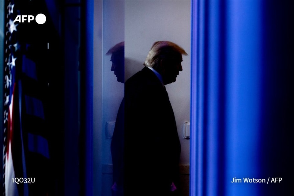 Tổng thống Mỹ Donald Trump rời đi sau khi phát biểu tại cuộc họp báo hàng ngày về COVID-19 tại Nhà Trắng ở Washington DC, ngày 17.4. Ảnh: AFP