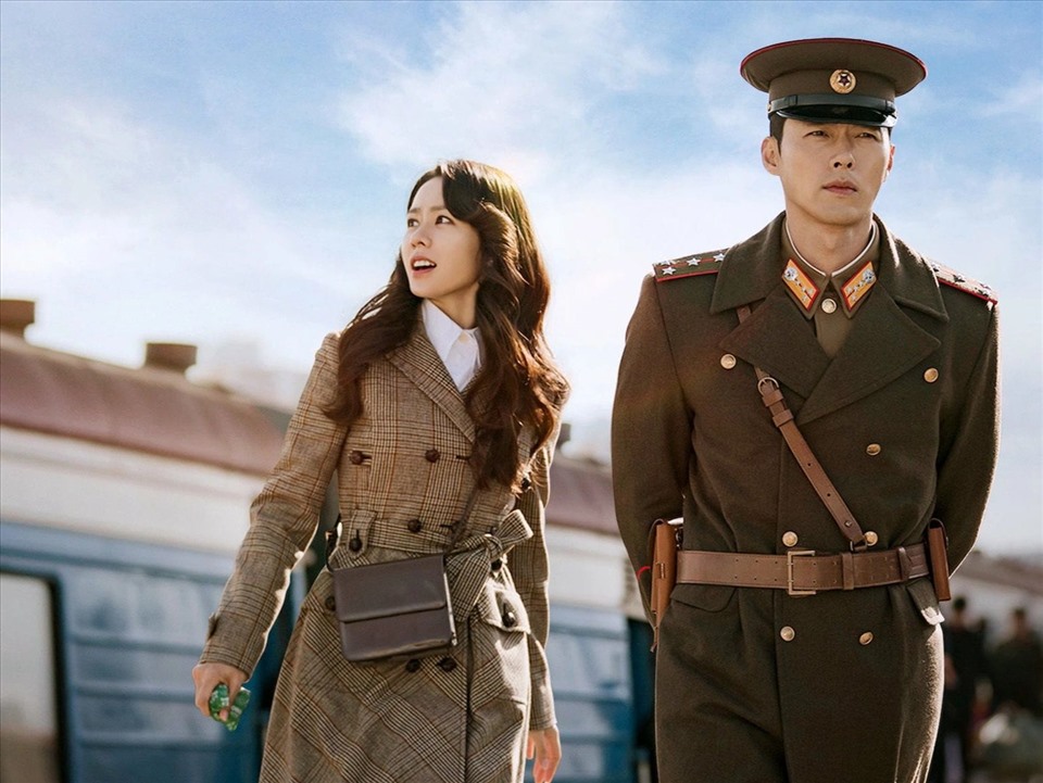 Đầu năm nay, cặp đôi làm mưa làm gió màn ảnh nhỏ châu Á nhờ “Crash Landing on You” (Hạ cánh nơi anh). Phim kể về chuyện tình xuyên biên giới, bất chấp khác biệt chính trị giữa nữ tài phiệt Nam Hàn - Yoon Se Ri và chàng quân nhân Bắc Hàn - Ri Jung Hyeok. Ảnh cắt phim.