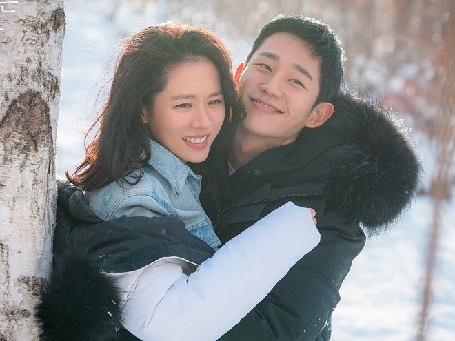 Cả hai mang đến câu chuyện tình thú vị của Yoon Jin Ah (Son Ye Jin), một người phụ nữ ngoài 30 thành đạt nhưng cô đơn, và Seo Joon Hee (Jung Hae In), em trai người bạn thân của cô. Ảnh cắt phim.