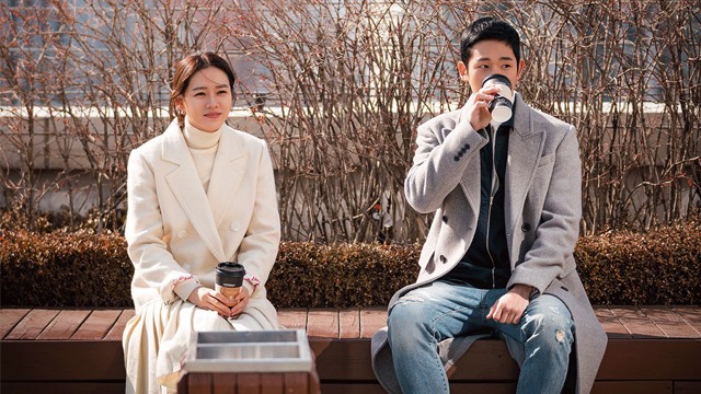 Với “Something in the Rain” (Chị đẹp mua cơm ngon cho tôi), Son Ye Jin đóng cặp cùng tài tử Jung Hae In. Dù là diễn viên mới thế nhưng sao nam có màn tương tác, tung hứng ăn ý với đàn chị. Ảnh cắt phim.