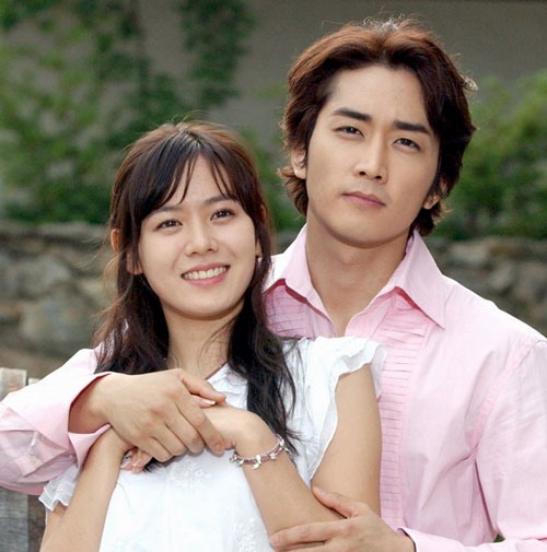 Năm 2003, “Summer Scent” (Hương mùa hè) lên sóng trên đài KBS và gây thổn thức với khán giả bởi câu chuyện tình da diết qua diễn xuất thực lực và cảm xúc của bộ đôi Song Seung Hun - Son Ye Jin. Ảnh cắt phim.