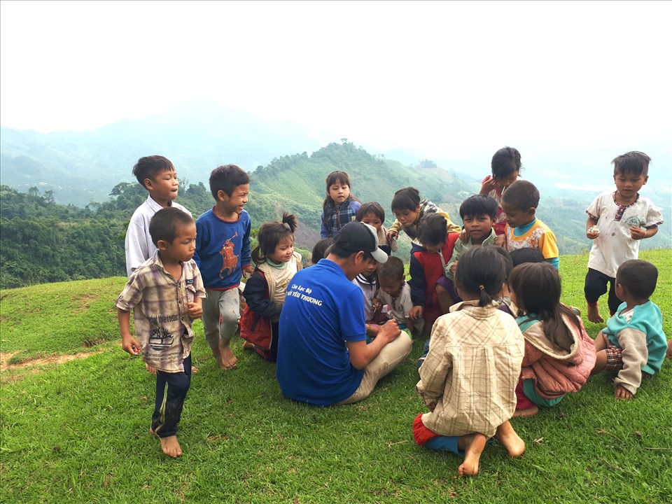 Thầy giáo Nguyễn Trần Vỹ vui đùa cùng các em nhỏ nơi vùng cao. Ảnh: Nhân vật cung cấp