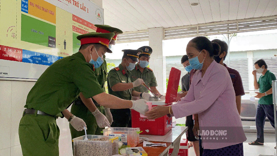 Tuy số lượng người dân khá đông nhưng mọi người vẫn kiên nhẫn xếp hàng chờ đến lượt. Nụ cười rạng rỡ trên gương mặt người dân được nhận cháo. Bên cạnh đó, tiếng cười nói và tấm tắc khen cháo ngon làm rạng rỡ một khuôn viên trung tâm y tế.