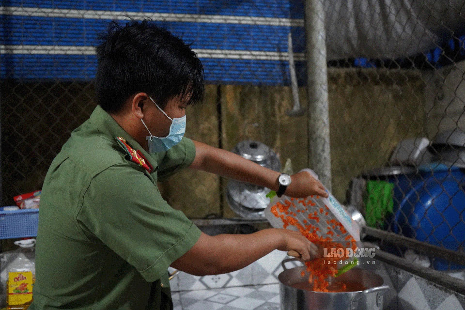 Từ lúc sáng sớm, anh Lương cùng đồng đội đã sơ chế nguyên liệu như cà rốt xắt hạt lựu, thịt bằm, hành nhuyễn,... nấu 100 suất cháo cho bệnh nhân nghèo.