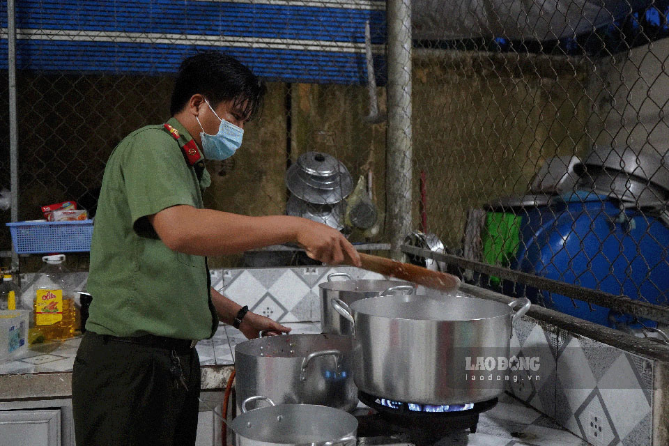 Mấy tháng nay, đúng vào sáng thứ năm hàng tuần, các bạn trẻ Đoàn Thanh niên Công an TX Bình Minh và Chi đoàn Trung tâm Y tế TX Bình Minh lại có mặt tại Trung tâm Y tế thị xã để phát cháo miễn phí cho các bệnh nhân.