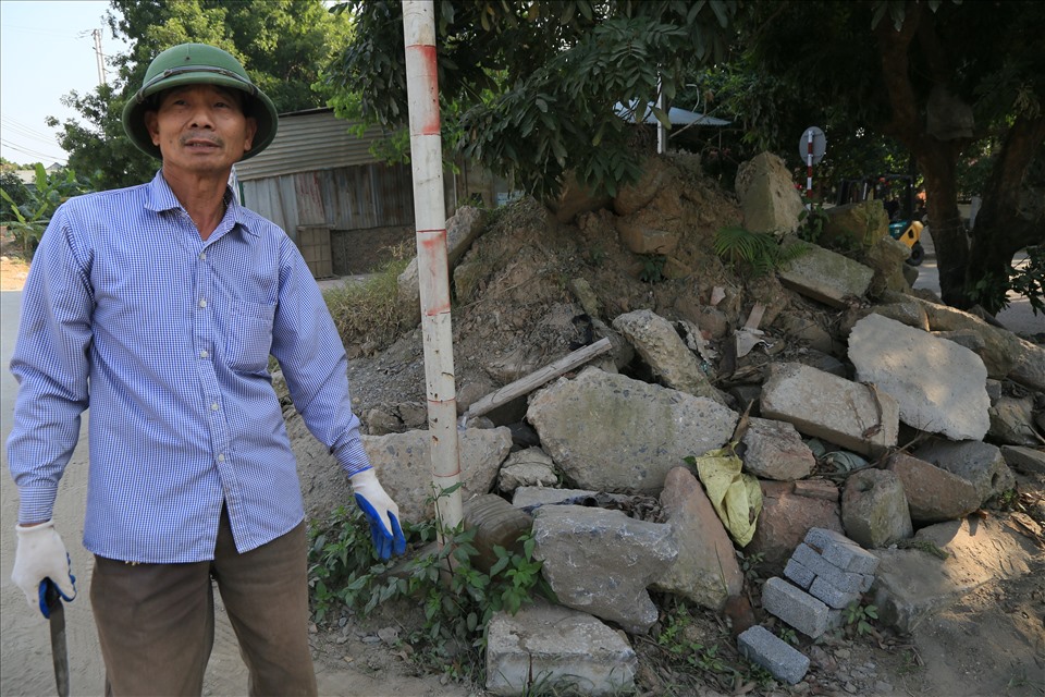 Người dân xã Yên Sở chỉ cho phóng viên nơi những viên đá cổ bị vùi lấp. Ảnh: Phùng Minh