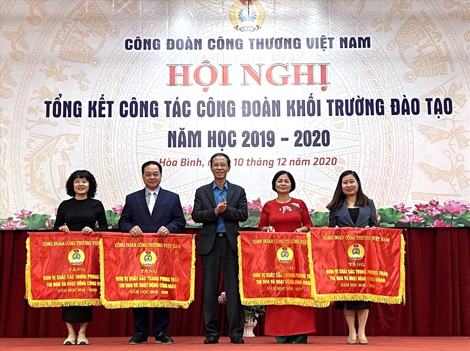 Ông Vũ Trường Sơn - Phó Chủ tịch Công đoàn Công thương Việt Nam trao Cờ thi đua của Công đoàn Công thương cho các đơn vị, cá nhân. Ảnh: Thuỳ Linh